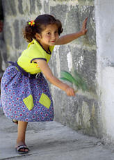 
Hommage à l'hospitalité syrienne. Portrait d'enfant. Course à la branche de laurier (Charaya, Sy...