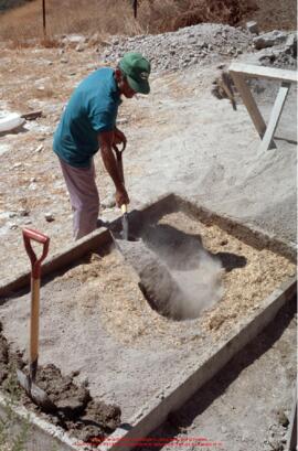 Khirokitia, reconstitution, préparation de la terre à bâtir, mélange et malaxage