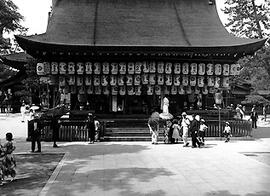 
Le Japon de 1937 à 1939 vu par André Leroi-Gourhan, l'architecture religieuse. Le temple shintoï...
