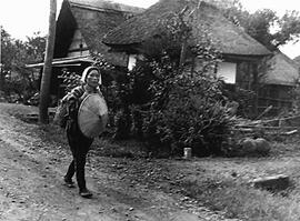 
Le Japon de 1937 à 1939 vu par André Leroi-Gourhan, les costumes. Une femme rentrant de la cueil...