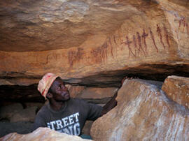 
Des peintures rupestres d'Afrique Australe. Namibie. Les figures peintes en rouge se trouvent da...