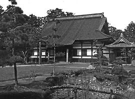 
Le Japon de 1937 à 1939 vu par André Leroi-Gourhan, l'architecture religieuse. Le bâtiment centr...
