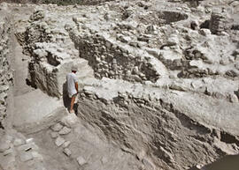 
Reconstitution de l'habitat néolithique à Khirokitia (Chypre). L’accès au village se faisait par...