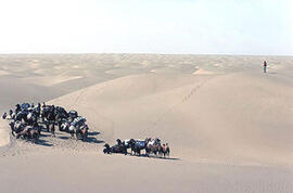 
Chemins vers l'Orient, Chine. Désert du Taklamakan (Xinjiang), pause de la caravane
