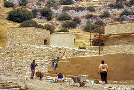 
Reconstitution de l'habitat néolithique à Khirokitia (Chypre). Conformément aux vestiges néolith...