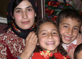 
Hommage à l'hospitalité syrienne. Portrait de famille (Charaya, Syrie du Sud)
