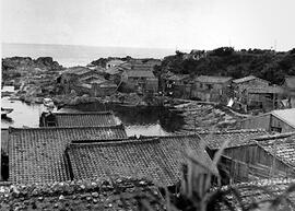 
Le Japon de 1937 à 1939 vu par André Leroi-Gourhan, l'architecture rurale. Un village de pêcheur...