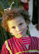 
Hommage à l'hospitalité syrienne. Portrait d'enfant « La blondinette » d'une famille qui compte ...