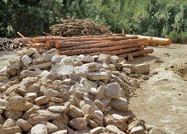 
Reconstitution de l'habitat néolithique à Khirokitia (Chypre). Les pierres, blocs de calcaire pr...