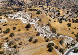 
Reconstitution de l'habitat néolithique à Khirokitia (Chypre). Accroché aux flancs d'une colline...