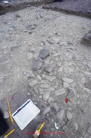 Vues rapprochées des carrés et détails du matériel lithique et osseux au sol. Diapositives 300-341