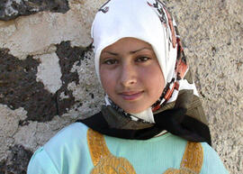 
Hommage à l'hospitalité syrienne. Portrait de jeune fille. Jeune paysanne du Léja (Eib, Syrie du...