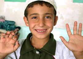 
Hommage à l'hospitalité syrienne. Portrait d'enfant. Khoseima (frère de Malak) mime la prière po...