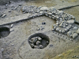 
Recherches franco-bulgares sur le site néolithique de Kovacevo en Bulgarie. Les structures. Mur ...